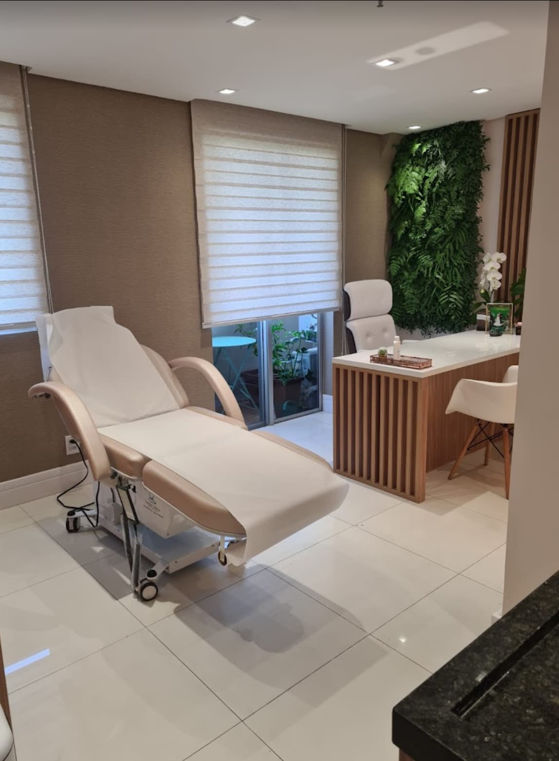 Consultório completo com maca e mesa de atendimento
