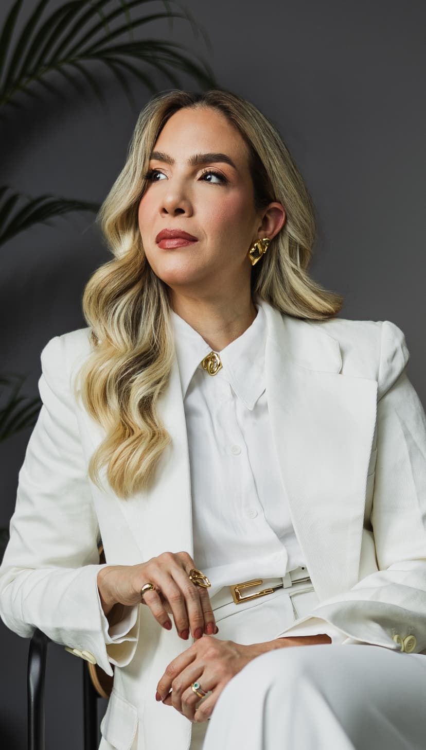 Dra. Lúcia Mascarenhas - Cirurgiã Especializada em Top Surgery