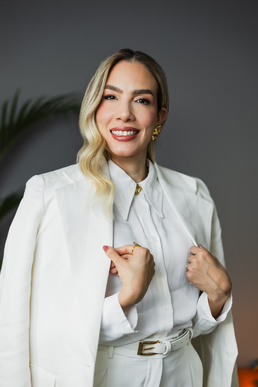 Dra. Lúcia Mascarenhas sorrindo